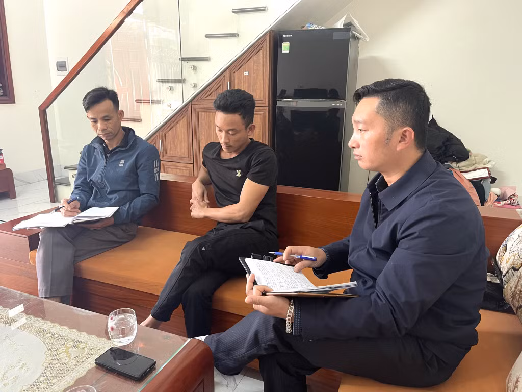 Cán bộ phường Hoàng Tân, TX Quảng Yên tuyên truyền người dân chuyển đổi phao xốp sang vật liệu nổi hợp chuẩn, hợp quy trong nuôi trồng thủy sản.