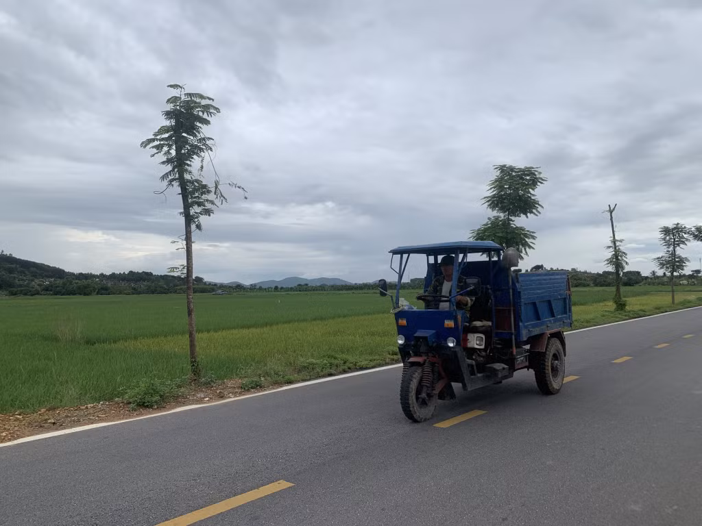 Xe tự chế 3 bánh lưu thông trên đường tại phường Hồng Phong (TX Đông Triều). (Ảnh chụp ngày 2/11/2023)