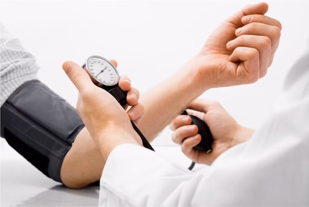 Tăng huyết áp là nguyên nhân nhồi máu cơ tim rất phổ biến.