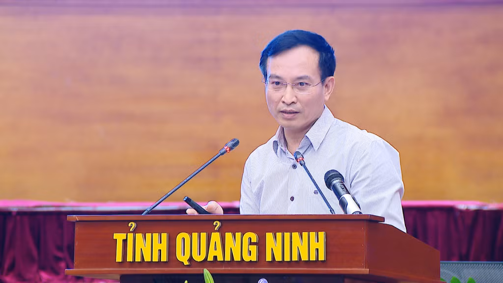 PGS.TS Bùi Văn Huyền, Viện trưởng Viện Kinh tế, Học viện Chính trị quốc gia Hồ Chí Minh, trình bày tham luận.