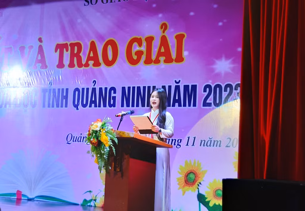 Em Chu Kim Hạnh, Đại sứ Văn hóa đọc tỉnh Quảng Ninh năm 2023 phát biểu tại Lễ Tổng kết và Trao giải cuộc thi.