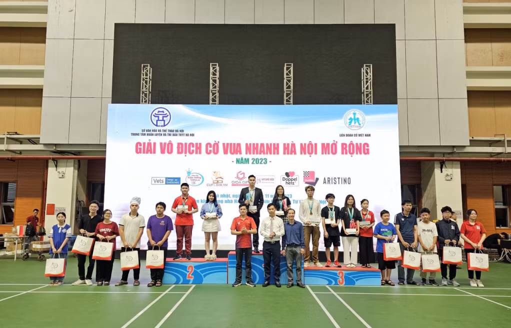 VĐV Nguyễn Lê Cẩm Hiền của đoàn Quảng Ninh giành HCV và Cúp cá nhân bảng Open nữ nâng cao.