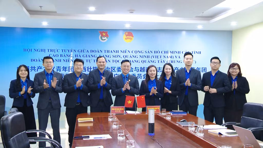 Các đồng chí trong Ban Thường vụ Tỉnh Đoàn Quảng Ninh chúc mừng thành công Lễ ký kết hợp tác.