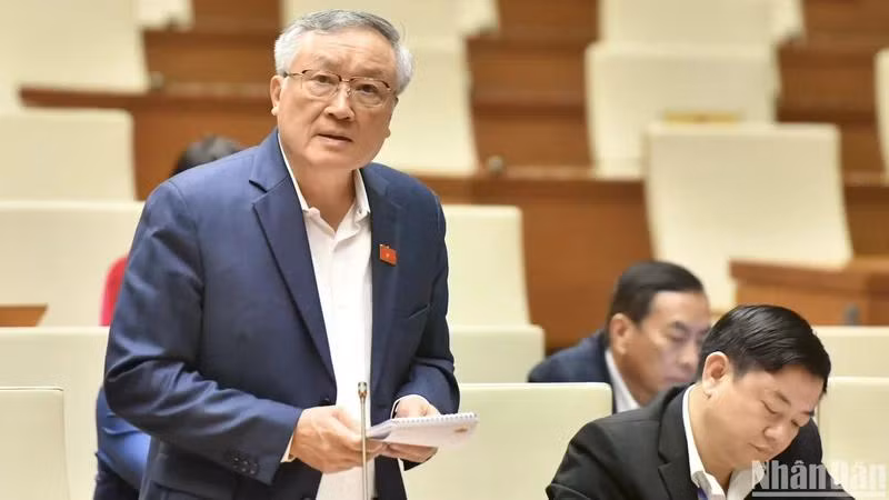 Chánh án Tòa án nhân dân tối cao Nguyễn Hòa Bình trả lời chất vấn của đại biểu Quốc hội. (Ảnh: ĐĂNG KHOA)