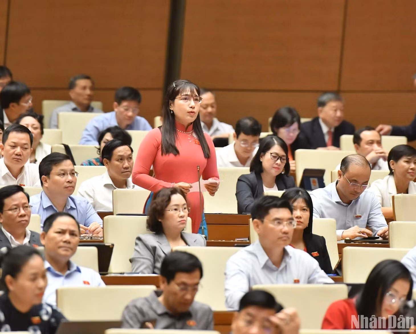 Đại biểu Châu Quỳnh Dao (đoàn Kiên Giang) đặt câu hỏi chất vấn Bộ trưởng Công thương. (Ảnh: ĐĂNG KHOA)
