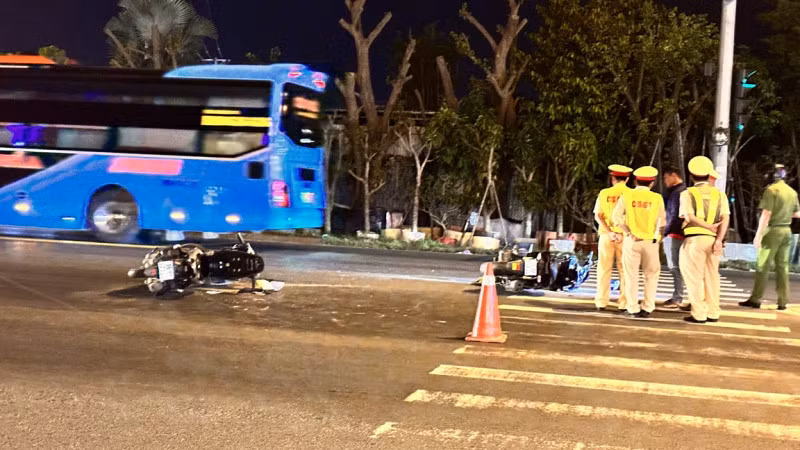 Cơ quan điều tra đang khám nghiệm hiện trường vụ tai nạn.