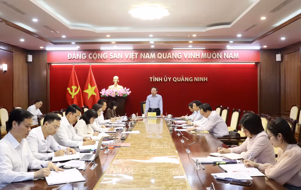 Đồng chí Nguyễn Xuân Ký, Ủy viên Trung ương Đảng, Bí thư Tỉnh ủy, Chủ tịch HĐND tỉnh, chủ trì cuộc họp.