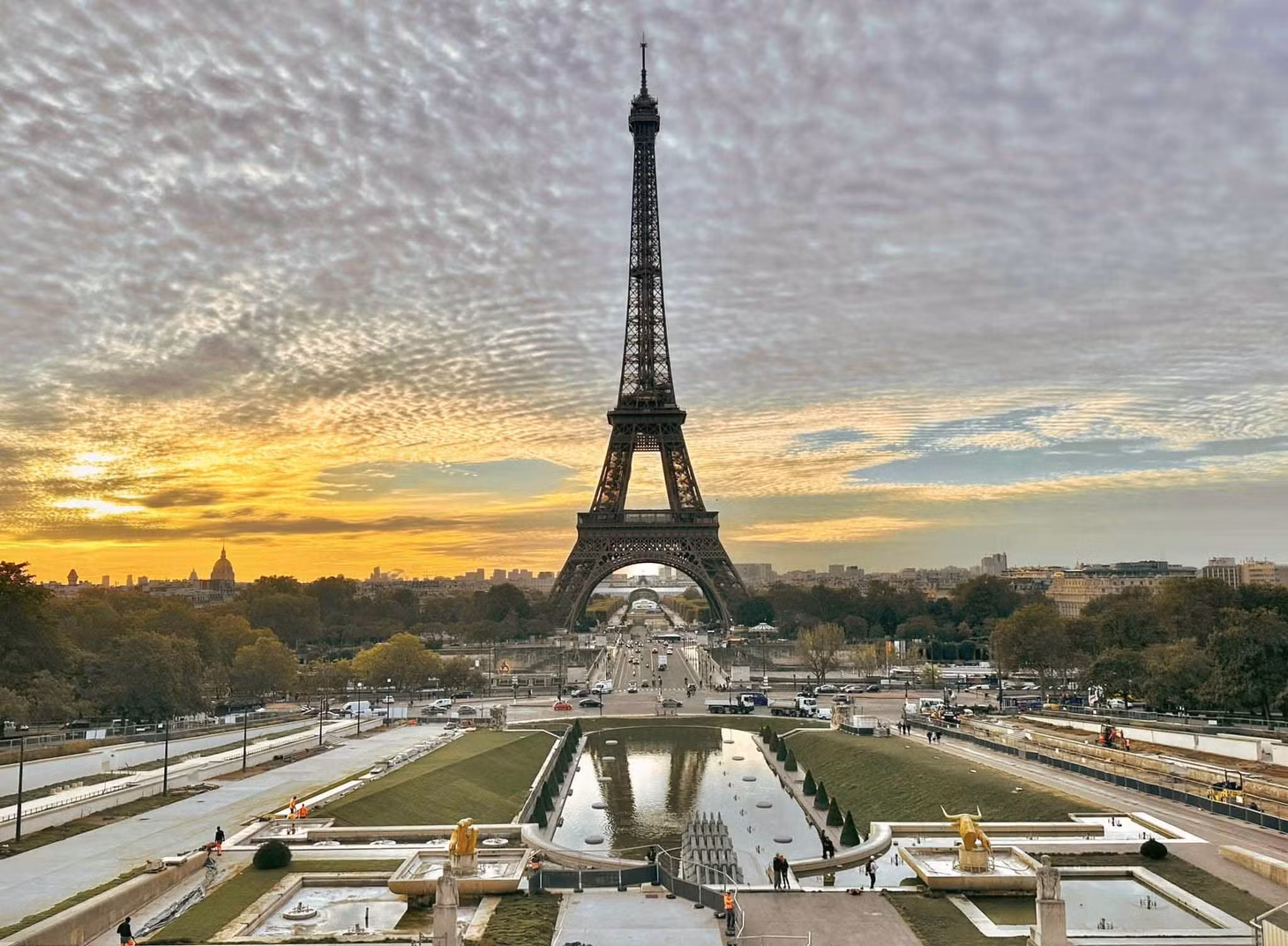 Tháp Eiffel từ 18:00 hoặc 19:00 đến 00:00 đêm, mỗi một tiếng sẽ có màn trình diễn ánh sáng lung linh đúng 5 phút. Đặc biệt, đoạn đường từ cầu Pon D’Lena qua tháp có thể chụp rõ cả tháp ở giữa đường. Ảnh: Nguyễn Quốc Thái