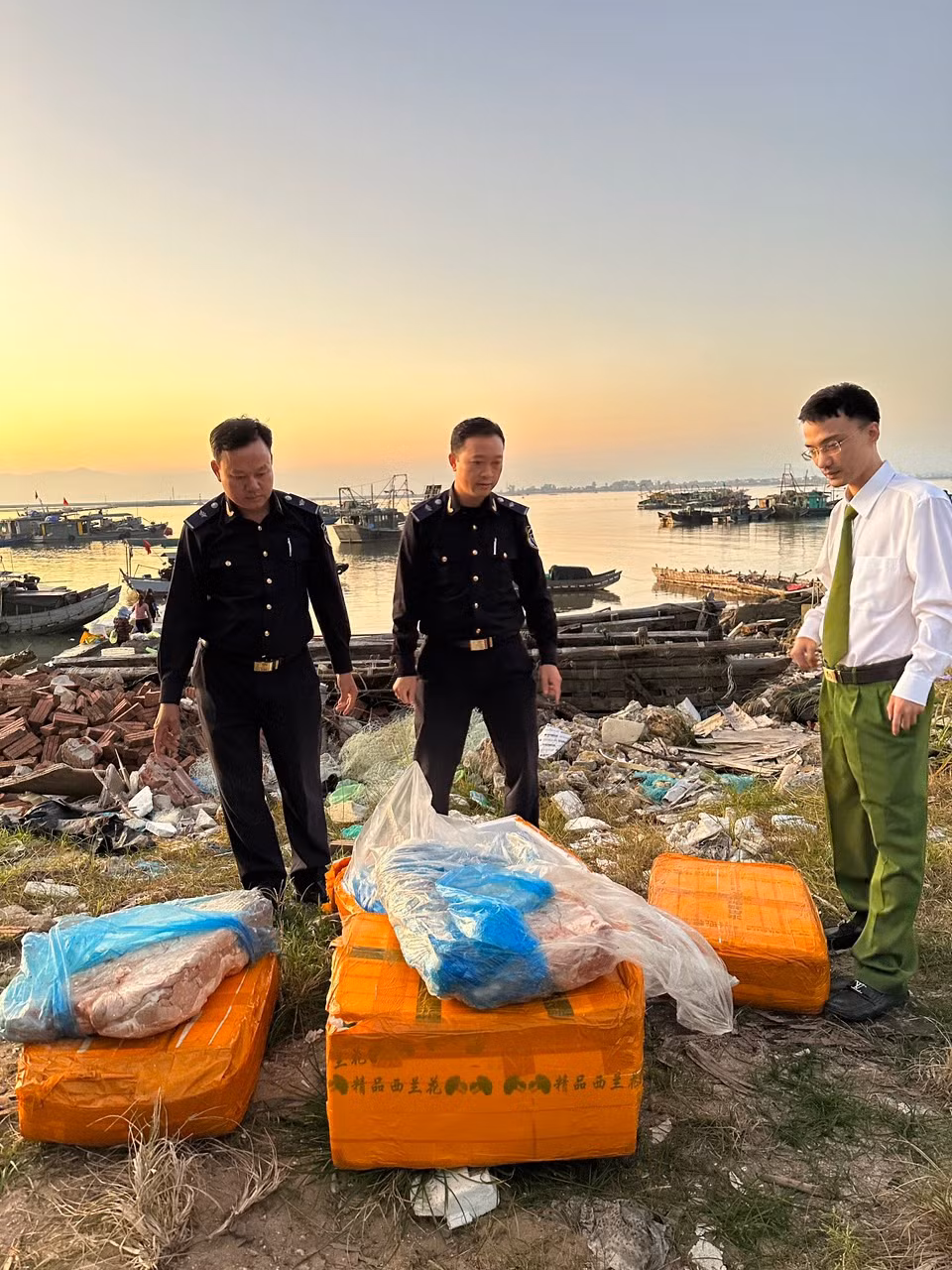  Chi cục Hải quan cửa khẩu cảng Vạn Gia phối hợp với Công an TP Móng Cái bắt giữ vụ vận chuyển trái phép 160 kg nầm lợn đông lạnh. 