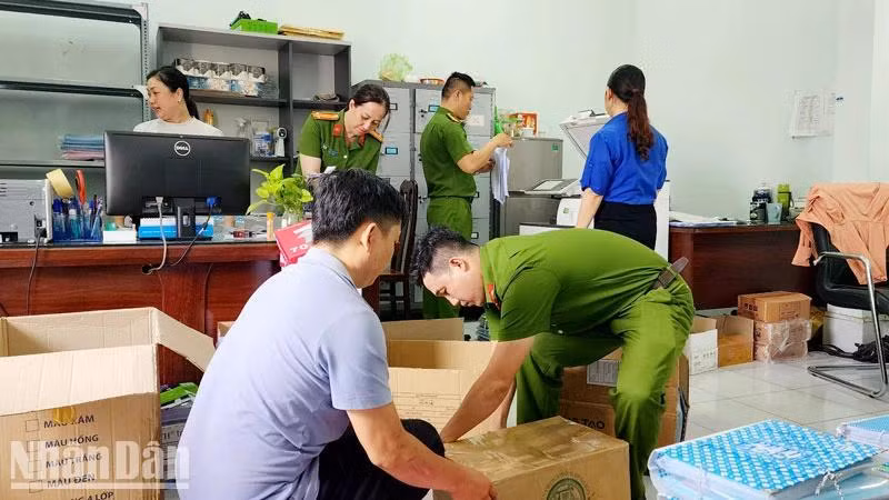 Khám xét nơi làm việc của Đặng Phi Long tại Trung tâm đăng kiểm xe cơ giới Kiên Giang 68.01S, Cơ quan điều tra thu giữ nhiều tài liệu có liên quan. (Ảnh: VĂN VŨ)