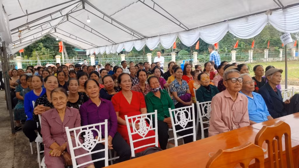 Đông đảo bà con nhân dân trên địa bàn xã Quảng Nghĩa tới dự Ngày hội đại đoàn kết toàn dân tộc.
