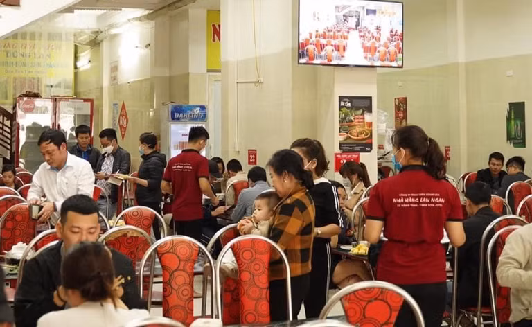 Khách ăn uống tại nhà hàng Lan Ngan (ảnh CTV)