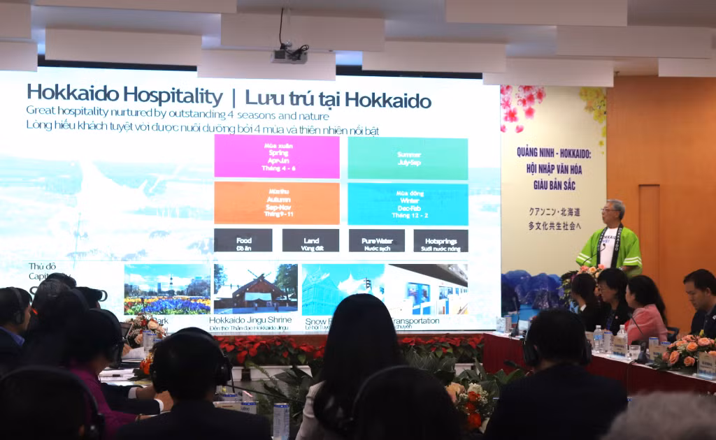 2023-11_Ông Koganezawa Kenji, Chủ tịch Tổ chức Xúc tiến Du lịch Hokkaido phát biểu về “Xu hướng mới về du lịch quốc tế và chính sách du lịch của tỉnh Hokkaido”. Ảnh: Hoàng Quỳnh