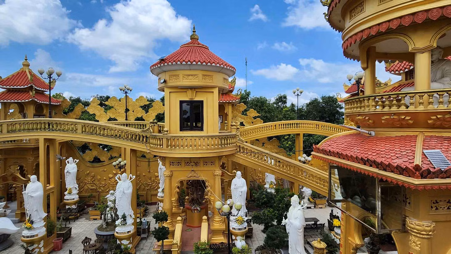 Nơi đây đã được Kỷ lục Việt Nam ghi nhận là ngôi chùa có công trình Quần thể tượng Phật Tổ A Di Đà và 48 vị Bồ Tát Thánh chúng lớn nhất vào năm 2017. Ảnh: T.T