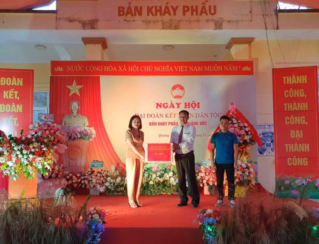 Đồng chí Trần Thị Kim Nhung, Uỷ viên Thường trực Uỷ ban Pháp luật Quốc hội tặng quà cho bản Kháy Phầu.