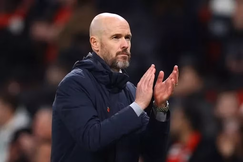 HLV Ten Hag hài lòng với chiến thắng của Man Utd dù bị cấm chỉ đạo một trận do đã nhận đủ 3 thẻ vàng mùa này (Ảnh: Getty).