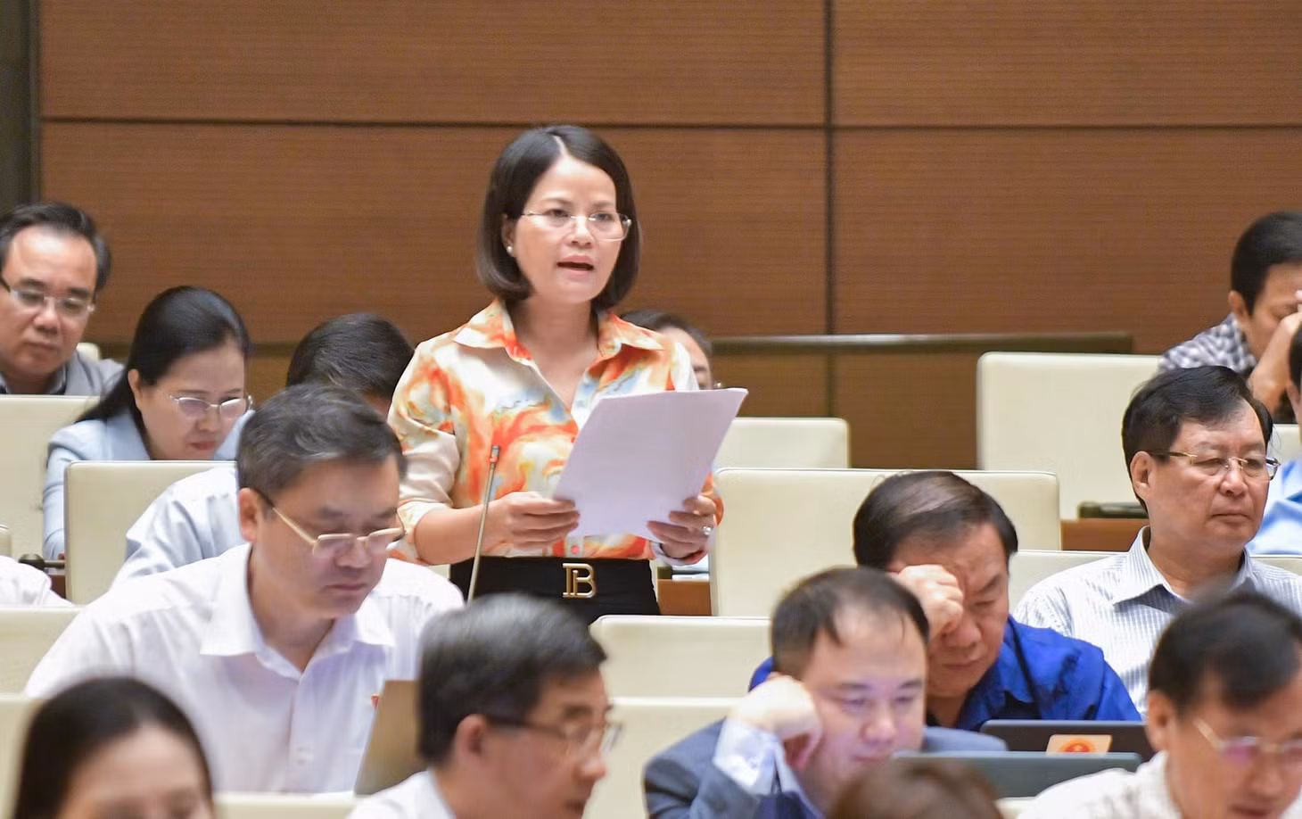 Đại biểu Nguyễn Hoàng Bảo Trân, Đoàn Bình Dương đề xuất nâng tiền cọc. (Ảnh: CTV/Vietnam+)