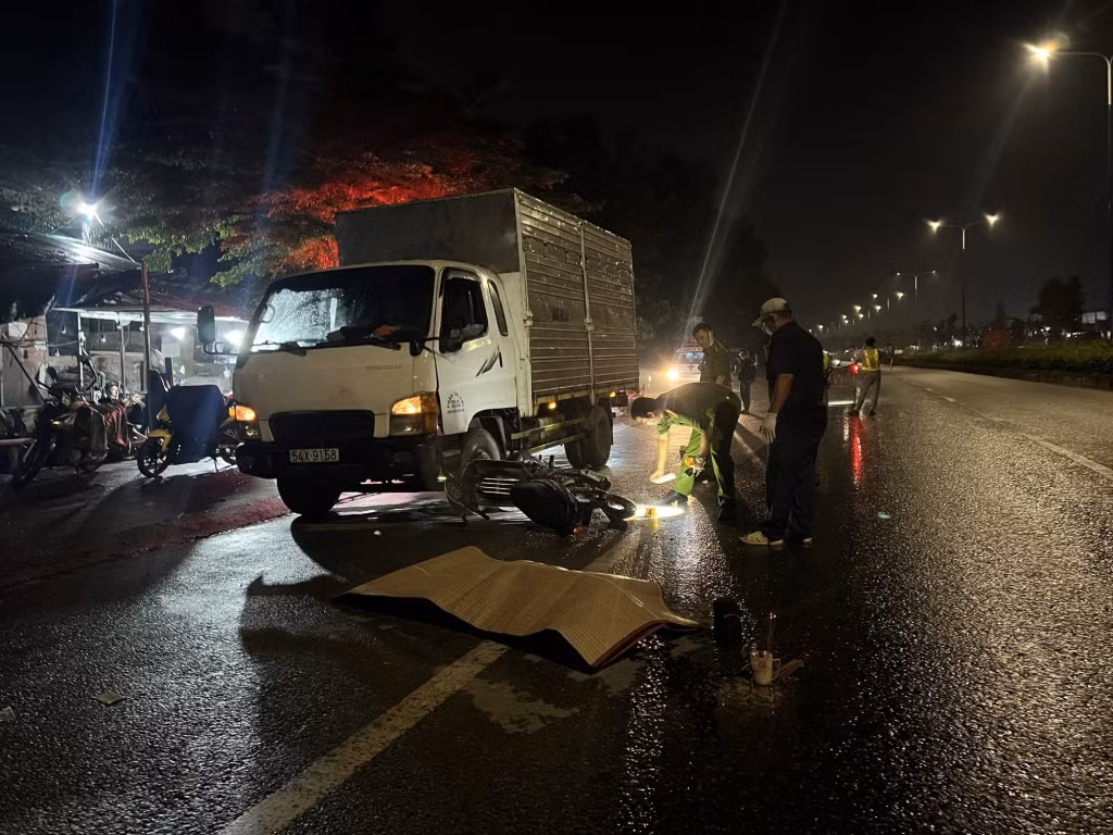 Công an xử lý hiện trường vụ tai nạn.