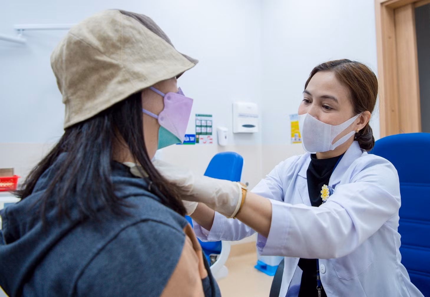 Bác sĩ thăm khám cho một người bệnh tại Bệnh viện Ung bướu TP.HCM. Ảnh: Thế Sơn.
