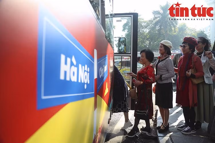 Tuyến City Tour 03 hoạt động từ 9 giờ đến 18 giờ 30 phút mỗi ngày, với tần suất hoạt động 30 phút/lượt.