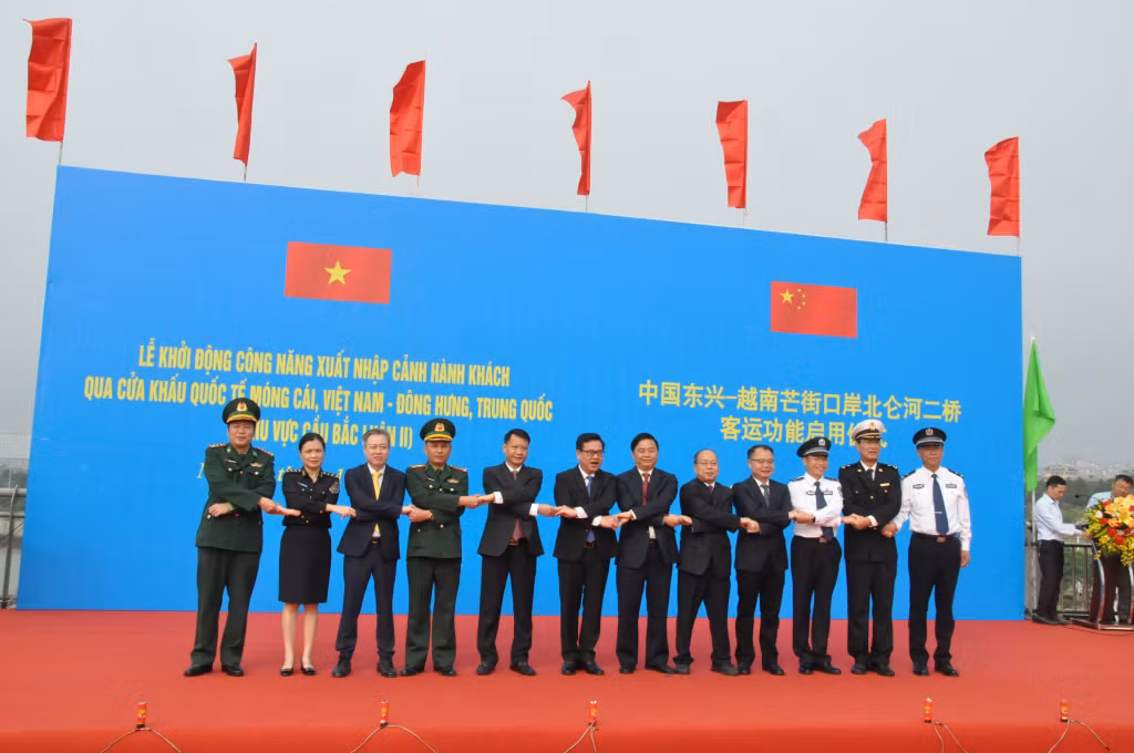 Các đại biểu của hai bên chụp ảnh lưu niệm tại lễ khởi động.