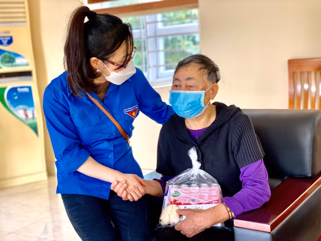 Các cơ quan, đơn vị thăm hỏi các các cụ già neo đơn đang được chăm sóc tại Trung tâmTrung tâm bảo trợ xã hội tỉnh.