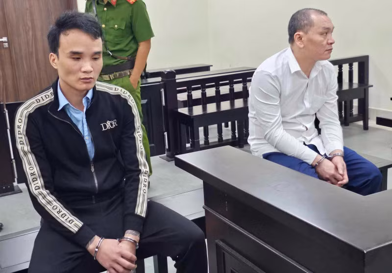 Hai bị cáo Long và Ba tại phiên tòa.