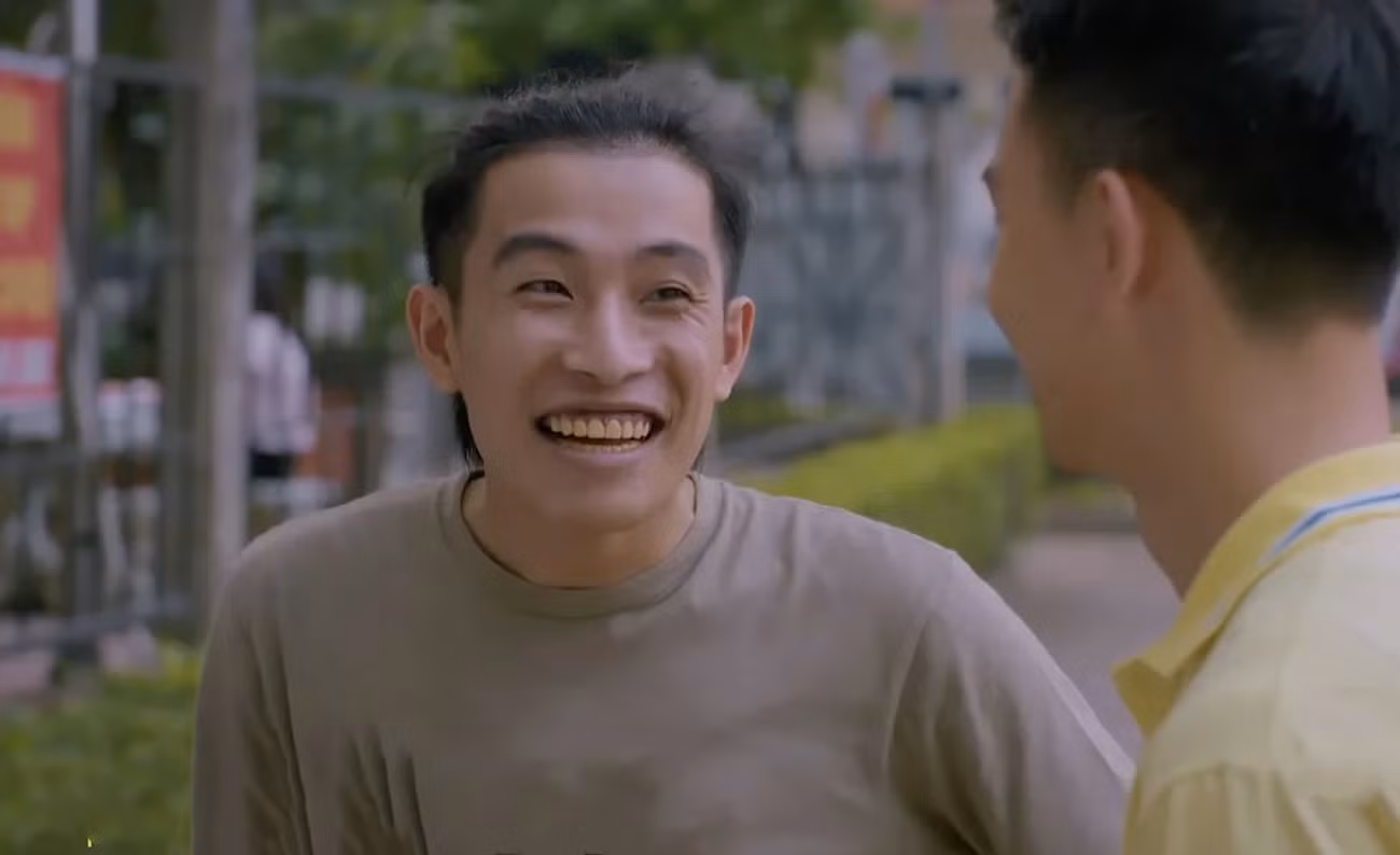 Tạo hình trái ngược nhưng đều gây ấn tượng của Tuấn Anh trong hai bộ phim Cuộc đời vẫn đẹp sao và Biệt dược đen.