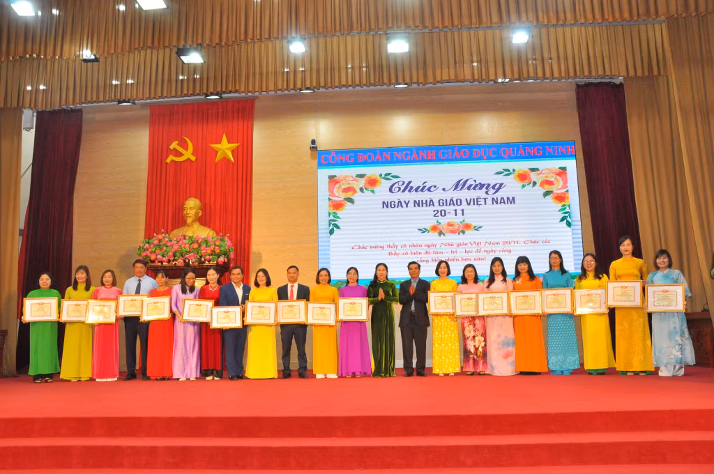 Công đoàn ngành Giáo dục khen thưởng các tập thể tiêu biểu trong chương trình 1 triệu sáng kiến.