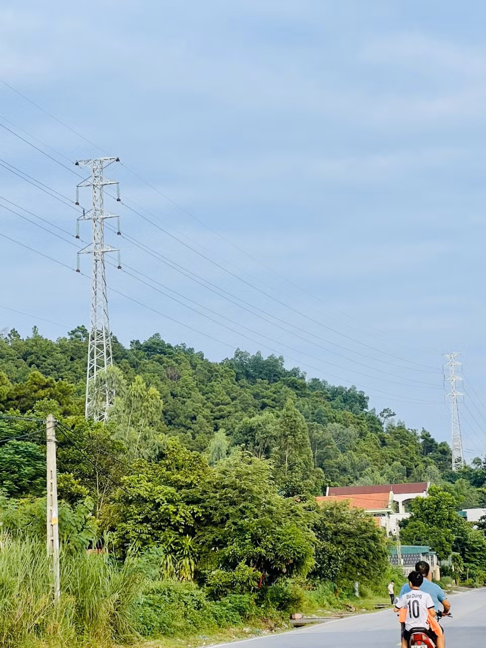 Việc thi công giai đoạn 2 Dự án Nâng cao khả năng truyền tải đường dây 110kV mạch kép TBA 220kV Hoành Bồ đến cột số 43 đã phải dừng thi công suốt 2 tháng nay do không có mặt bằng.
