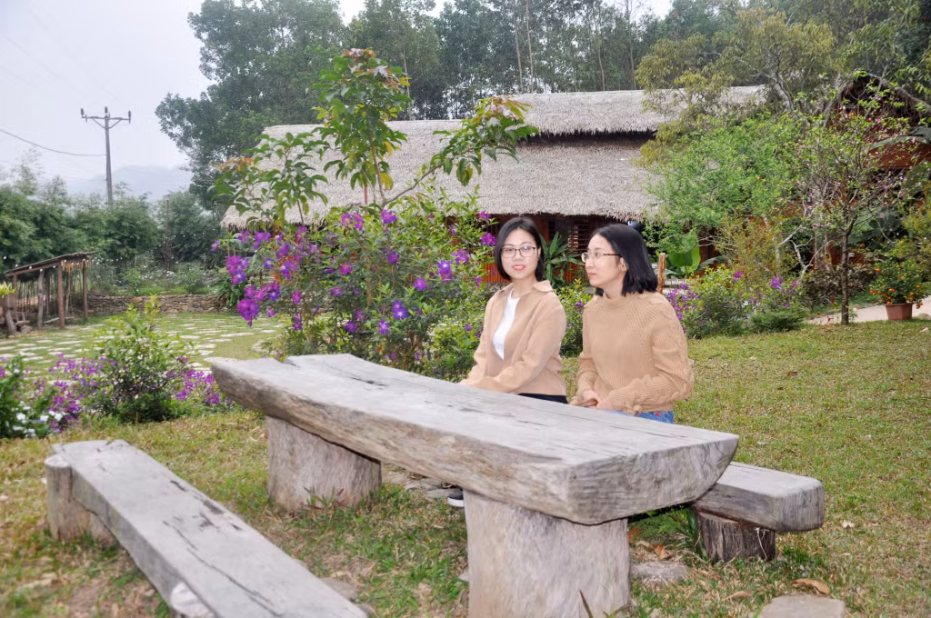 Du khách trải nghiệm tại khu du lịch Am Váp farm tại thôn Khe Phương, xã Kỳ Thượng (TP Hạ Long).