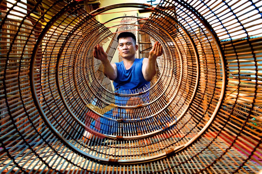 Người dân Hà Nam đan ngư cụ. Ảnh: Vũ Văn Thành
