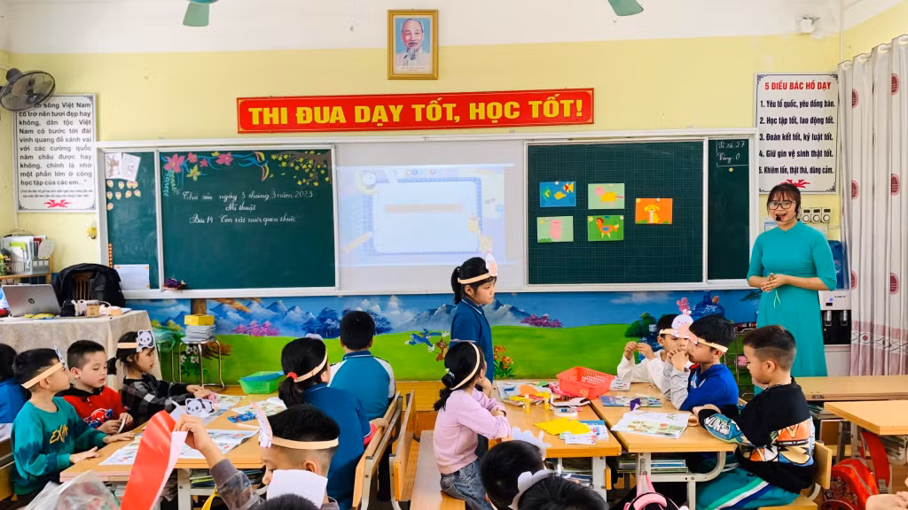 Tiết mỹ thuật của học sinh Trường TH,THCS&amp;THPT Nguyễn Bỉnh Khiêm (TP Hạ Long) có ứng dụng CNTT. Ảnh: Lan Anh