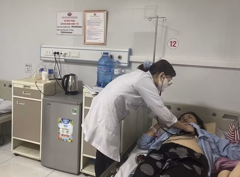 Bác sĩ chăm sóc sức khỏe cho người bệnh tại Bệnh viện Đa khoa tỉnh.