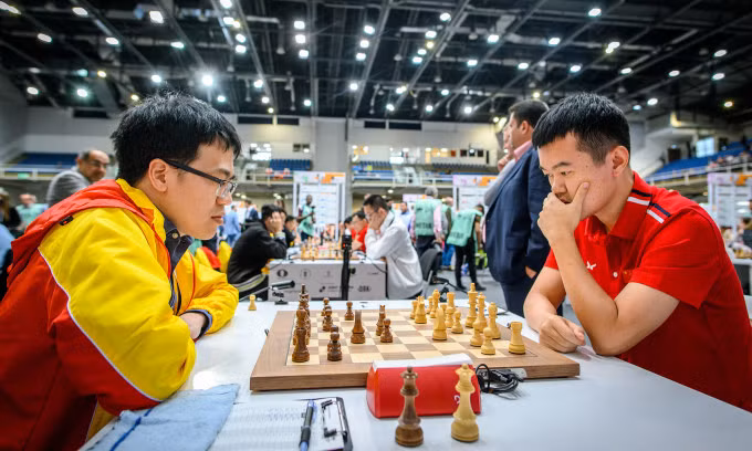 Lê Quang Liêm (trái) trong ván đấu với Đinh Lập Nhân ở vòng sáu bảng Mở rộng Olympiad cờ vua tại Budapest, Hungary ngày 16/9/2024. Ảnh: FIDE