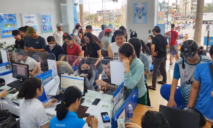 Người dân đến cửa hàng mua sim tại Hải Phòng ngày 9/9. Ảnh: Mai Hồng
