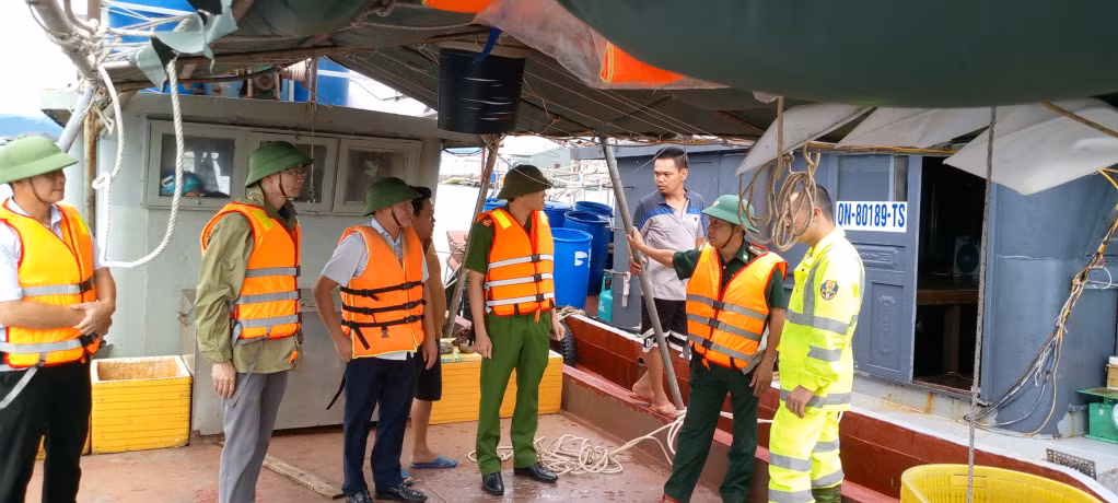 Đoàn công tác của huyện Đầm Hà thông tin về bão số 2 và tuyên truyền các chủ phương tiện, tàu, thuyền di chuyển về nơi tránh trú an toàn.