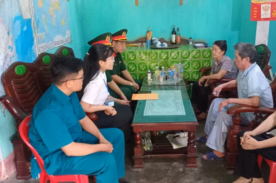 Đoàn công tác cùng cấp ủy, chính quyền địa phương phường Phương Nam ân cần hỏi thăm sức khỏe ông Đoàn Nghiêm.
