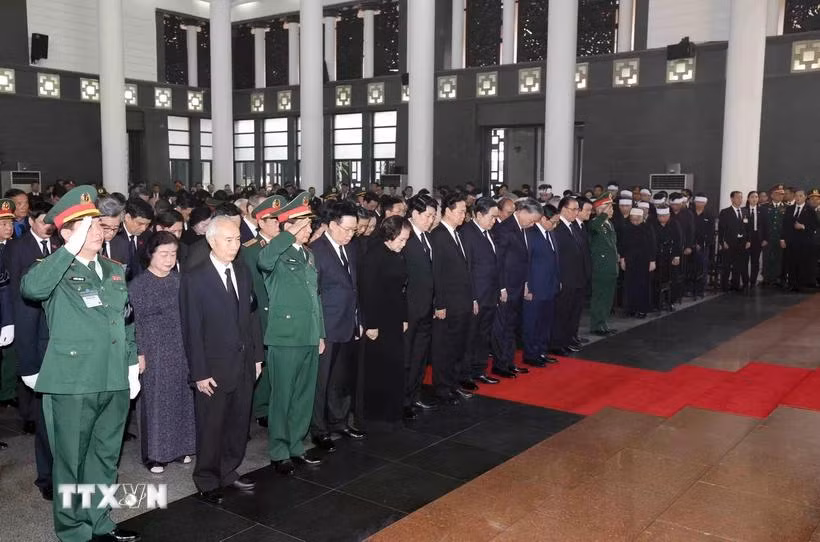 Đoàn Ban Chấp hành Trung ương Đảng Cộng sản Việt Nam do đồng chí Tô Lâm, Ủy viên Bộ Chính trị, Chủ tịch nước làm Trưởng đoàn, kính viếng Tổng Bí thư Nguyễn Phú Trọng. (Ảnh: TTXVN)