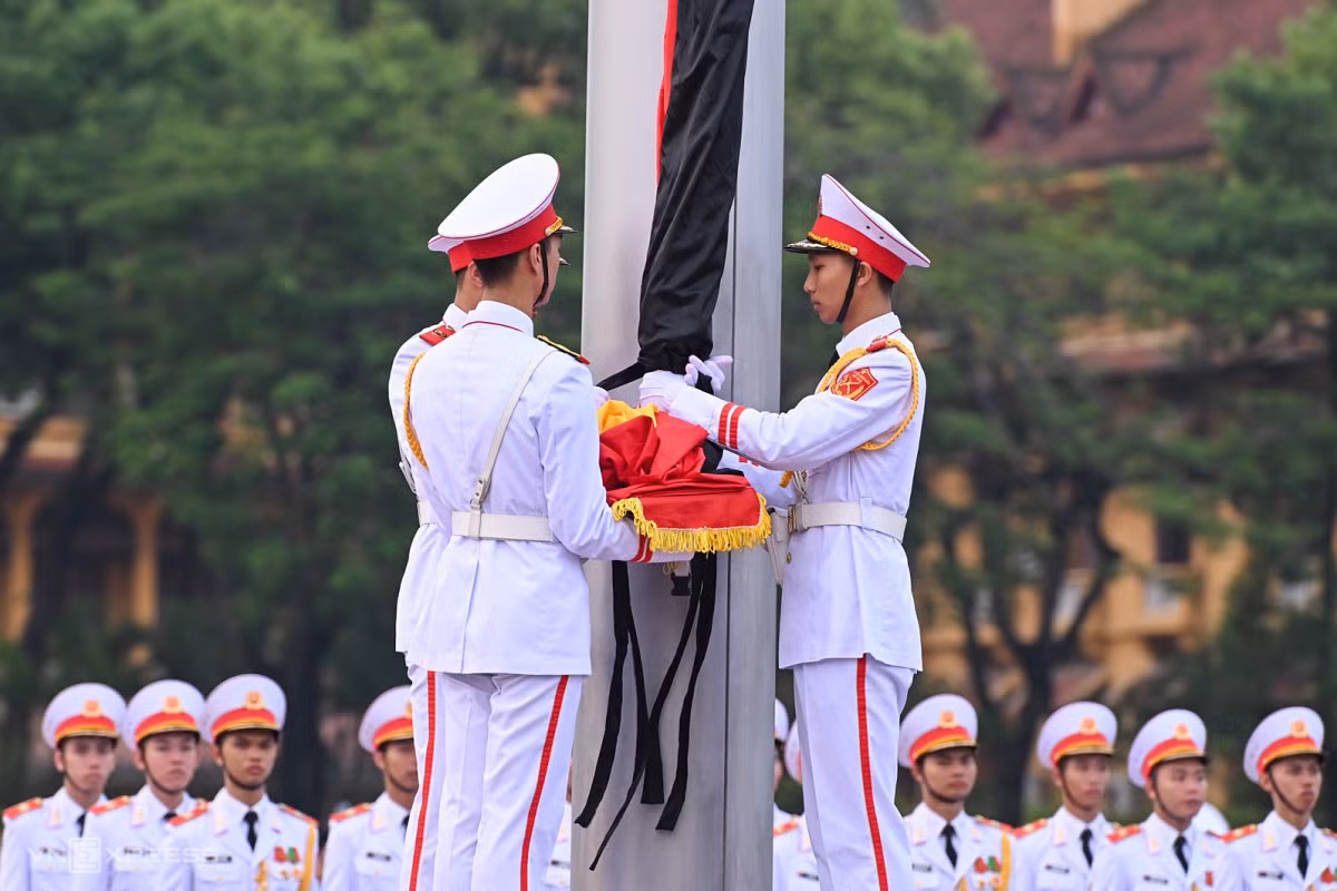 Nghi lễ treo băng tang được tiến hành song song với nghi thức chào cờ thường ngày. Cờ rủ buộc dải băng đen, chiều rộng bằng 1/10 lá cờ, chiều dài tối thiểu bằng một nửa lá cờ.
