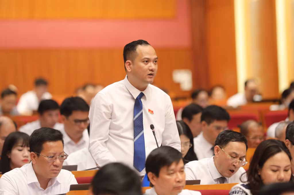 Đại biểu Nguyễn Chiến Thắng, Tổ Đông Triều chất vấn Phó Giám đốc Công an tỉnh.
