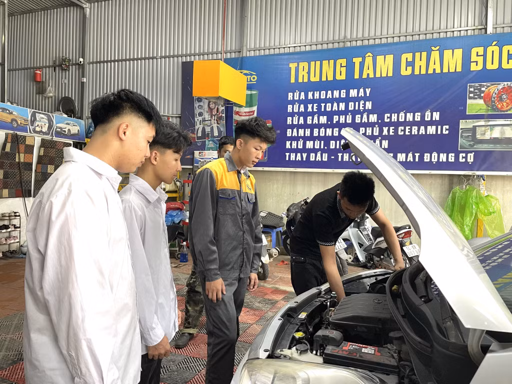 Học sinh Trung tâm GDNN-GDTX TP Hạ Long thực tập tại xưởng sửa chữa ô tô.