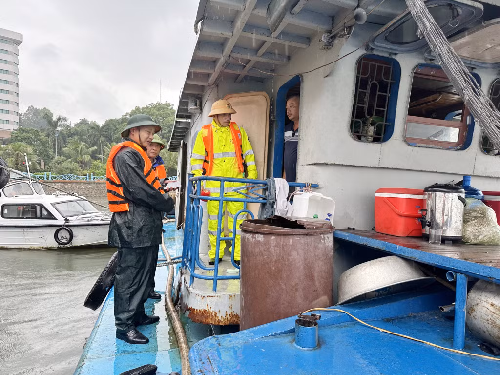Đồn Biên phòng cửa khẩu cảng Hòn Gai phối hợp thông báo cho các phương tiện tàu thuyền của địa phương về diễn biến tình hình Bão số 2.