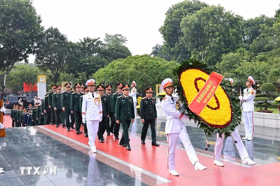 Đoàn đại biểu Quân ủy Trung ương và Bộ Quốc phòng tưởng niệm các anh hùng liệt sỹ. (Ảnh: Minh Đức/TTXVN)