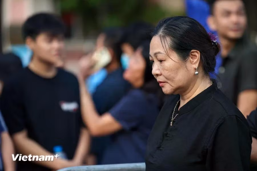 Cô Đỗ Tuyết Minh (61 tuổi) đến từ Vũng Tàu đã cùng chồng mình đặt chuyến bay gấp từ 8 giờ đêm 25/7 ra Hà Nội. Cô Minh cho hay 12 giờ đêm tới viếng nhưng đông quá nên 3 giờ sáng hai vợ chồng đã có mặt chờ vào viếng Tổng Bí thư. "Từ hôm biết Tổng Bí thư từ trần tôi khóc suốt. Cả gia đình tôi rất biết ơn và cảm phục Tổng Bí thư, những điều ông làm khiến mình cảm thấy rất xúc động. Tôi và chồng mình sẽ ở lại đến lễ truy điệu để tiễn ông đi nốt chặng đường cuối cùng." (Ảnh: Minh Sơn/Vietnam+)