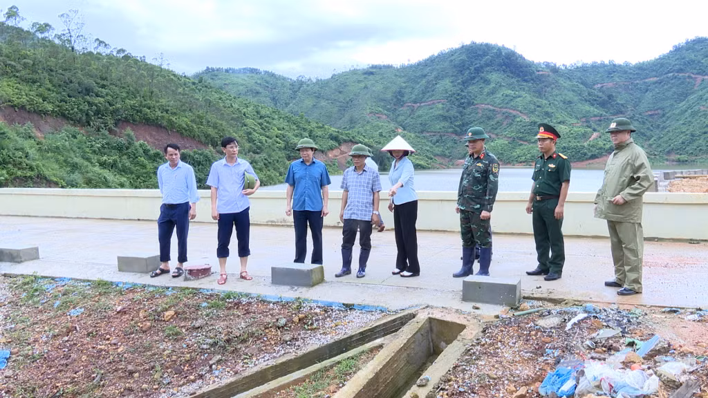 Đồng chí Bùi Thúy Phượng, Ủy viên BTV, Trưởng Ban Tổ chức Tỉnh ủy kiểm tra công tác phòng, chống bão số 2 tại huyện Ba Chẽ.