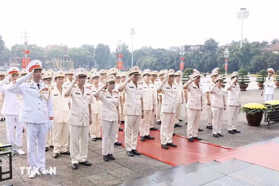 Đoàn đại biểu Đảng uỷ Công an Trung ương và Bộ Công an đặt vòng hoa, vào Lăng viếng Chủ tịch Hồ Chí Minh. (Ảnh: Doãn Tấn/TTXVN)