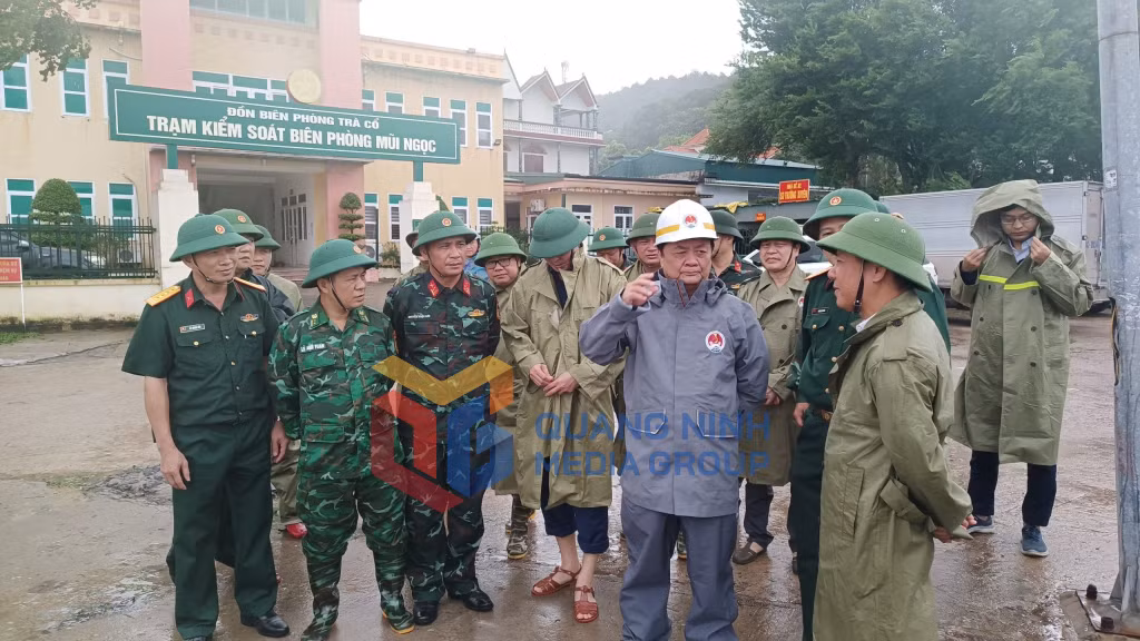 Để chủ động các biện pháp phòng chống và giảm thiểu thiệt hại do hoàn lưu sau bão số 2 có thể gây ra, ngay trong sáng 23/7, đồng chí Lê Minh Hoan, Bộ Trưởng Bộ NN&amp;PTNT, đã trực tiếp có mặt tại TP Móng Cái để kiểm tra và chỉ đạo công tác phòng chống mưa lũ và sạt lở đất trên địa bàn.