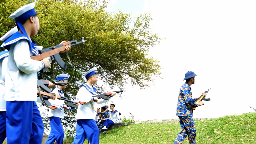 Buổi huấn luyện trên thao trường, học về các thao tác, tính năng, kỹ thuật, chiến thuật của các loại súng bộ binh.