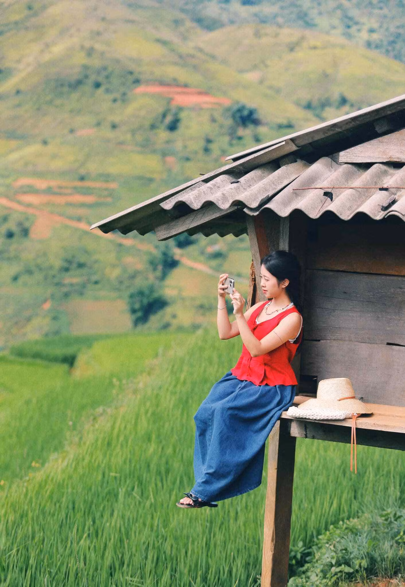 Theo anh Đạt, tại Xím Vàng chỉ có 1, 2 homestay và mới cung cấp dịch vụ du lịch cơ bản, không thực sự đầy đủ tiện nghi. Đây cũng là một trong những lý do khiến địa điểm này ít thu hút khách du lịch dù có cảnh vật đẹp, hoang sơ, hùng vĩ không kém các địa điểm khác ở Sơn La. Ảnh: NVCC